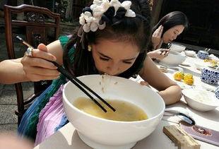 瓜女子吃馍配音,趣味横生的方言演绎