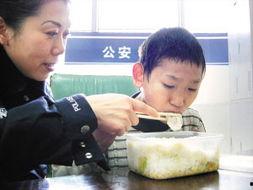 十二岁男孩吃瓜,十二岁男孩的夏日瓜果盛宴