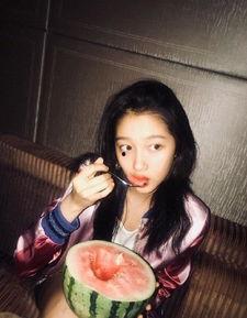 吃瓜的艺术照,吃瓜艺术照背后的故事