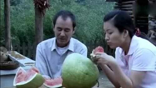 农村女吃瓜,闲话家常，品味乡村风情