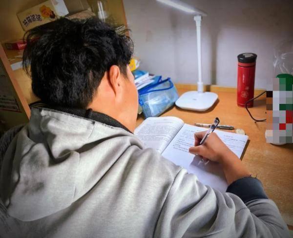 室友举高高吃瓜