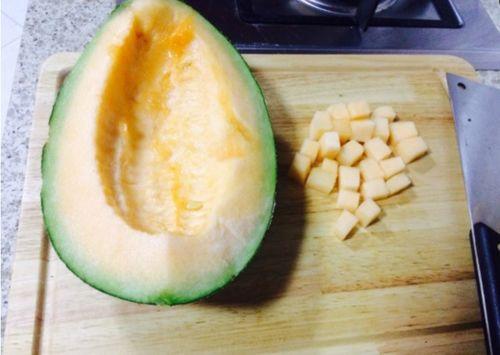 隔夜开的哈密瓜可以吃不,安全食用指南与保存技巧”