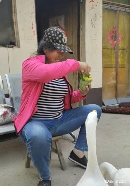 刘大瓜女儿吃鹅,网友直呼可爱爆表