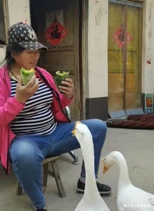 刘大瓜女儿吃鹅,网友直呼可爱爆表  第2张