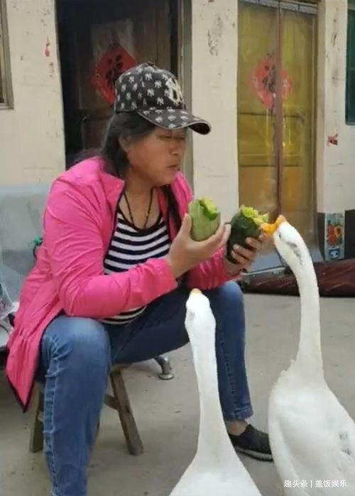 刘大瓜女儿吃鹅,网友直呼可爱爆表  第3张