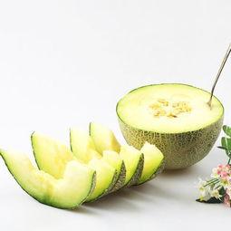 在家吃网纹瓜视频,在家轻松享受夏日清新美味