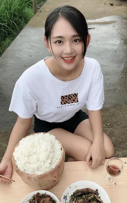 信阳小姐姐吃瓜,信阳小姐姐的瓜田奇遇记